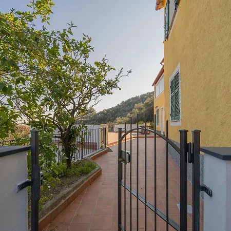 Ginestra: Seaside Terrace Retreat With Access Sestri Levante